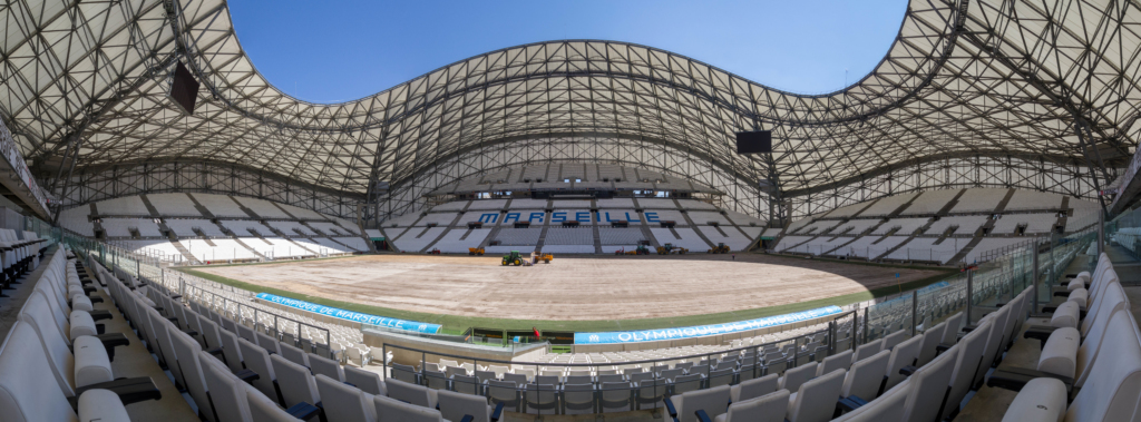 Photographie panoramique du stade Vélodrome depuis la tribune présidentielle